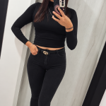 Elegantes Spiegelselfie im schwarzen Outfit