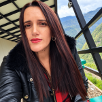 Selfie mit Bergblick auf der Terrasse