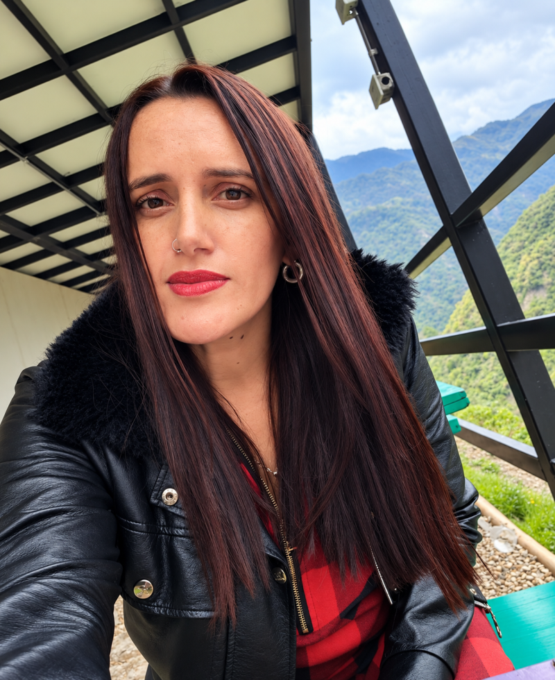 selfie-mit-bergblick-auf-der-terrasse